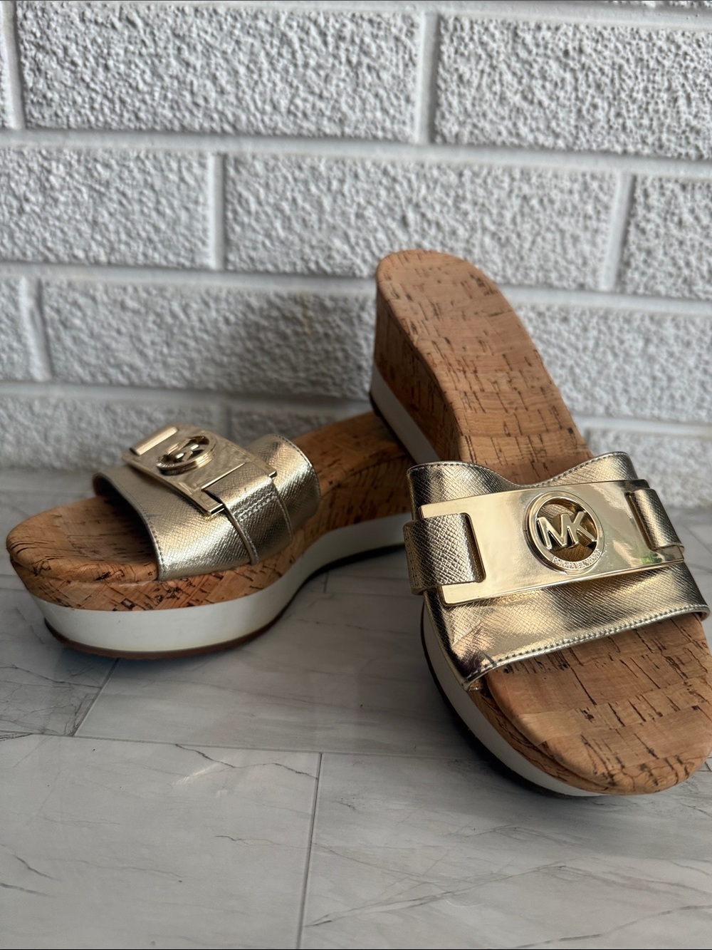 Michael Kors Warren Platform Sandal Wedge Shoe Gold Logo size 7.5